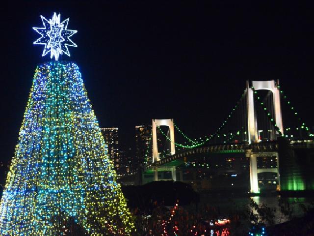 都内最大級の生木のクリスマスツリーが点灯、ミラーボールを使った光の雪の演出が印象的